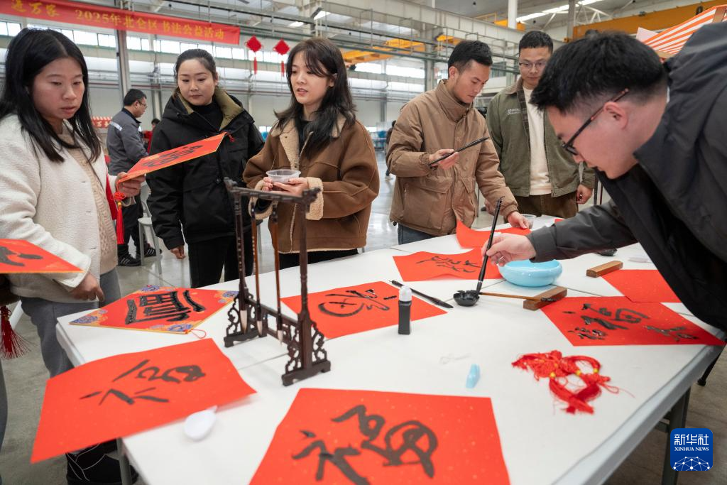 浙江宁波：“送万福 进万家”