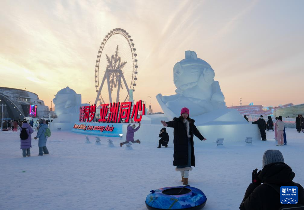 雪雕艺术添彩冬日哈尔滨