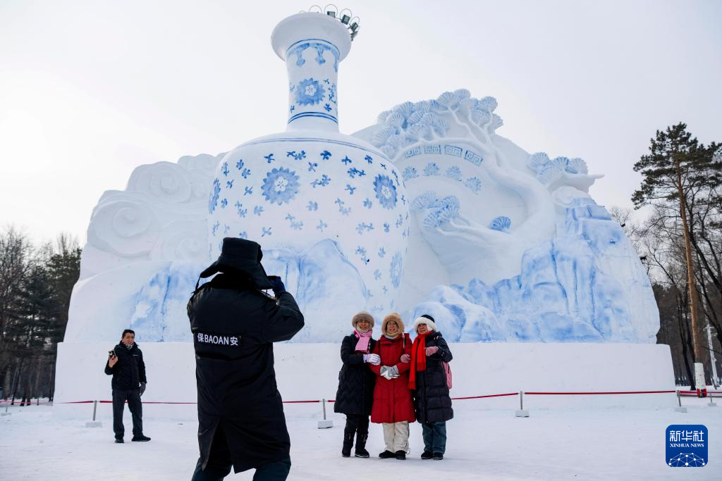 雪雕艺术添彩冬日哈尔滨