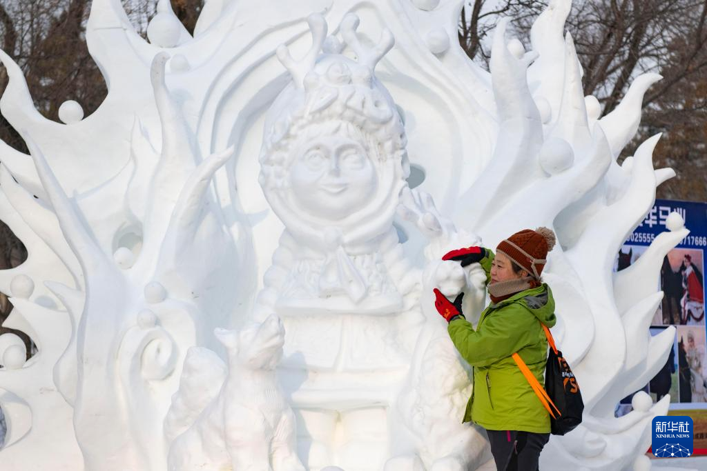 雪雕艺术添彩冬日哈尔滨