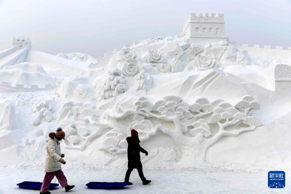 雪雕艺术添彩冬日哈尔滨