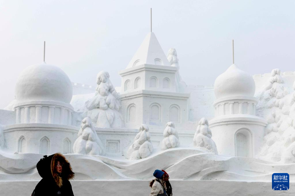 雪雕艺术添彩冬日哈尔滨