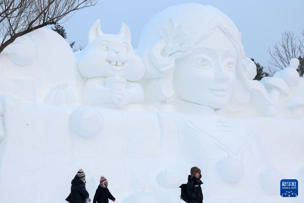 雪雕艺术添彩冬日哈尔滨