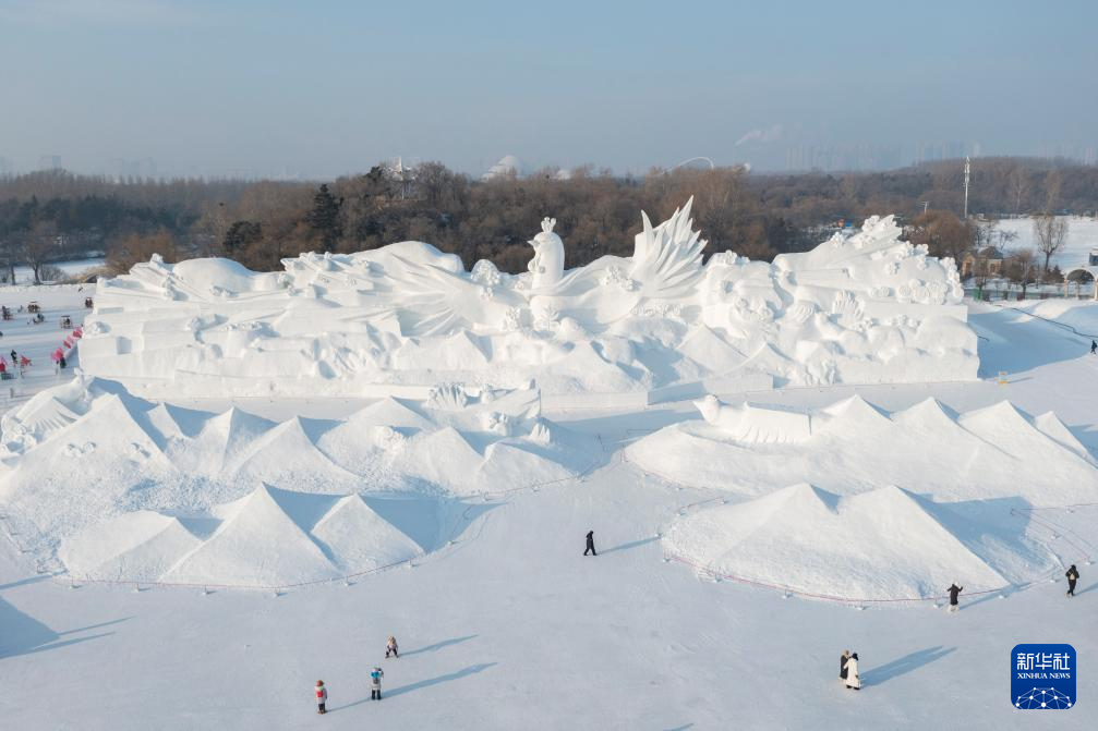 雪雕艺术添彩冬日哈尔滨