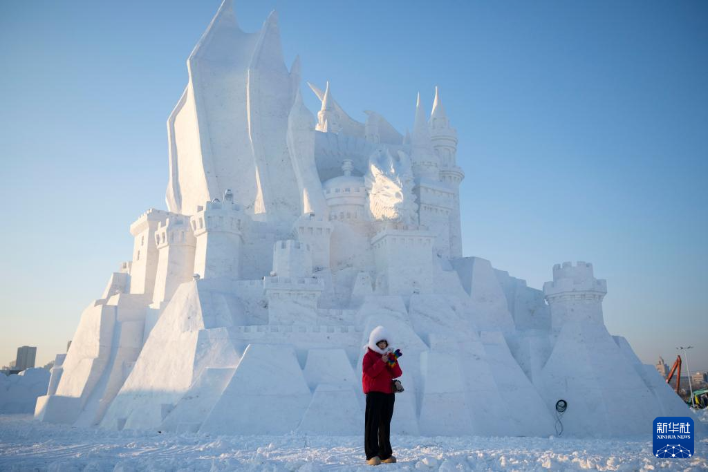 雪雕艺术添彩冬日哈尔滨