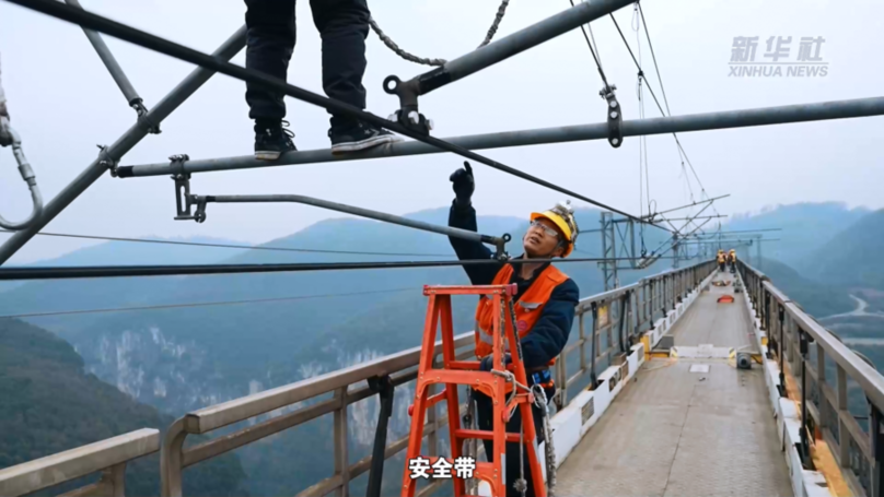 新春走基层｜春运守“路”人：320米高空“体检”