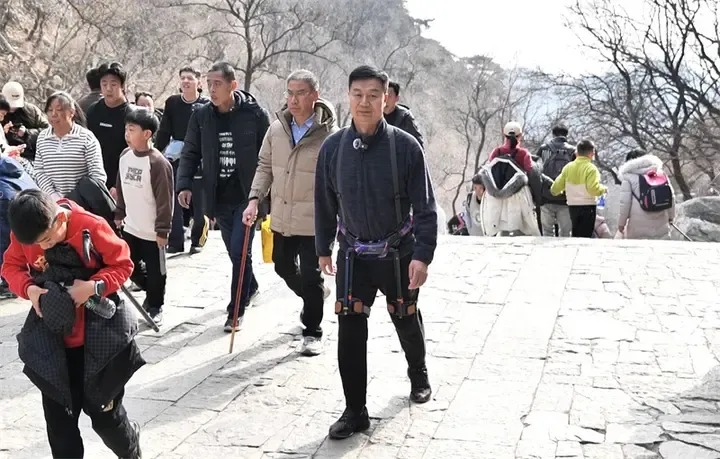 体力不够，装备来凑！“黑科技”助力游客攀登泰山