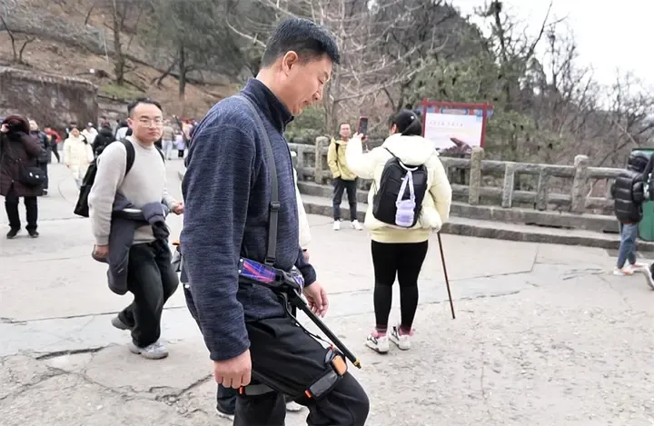 体力不够，装备来凑！“黑科技”助力游客攀登泰山