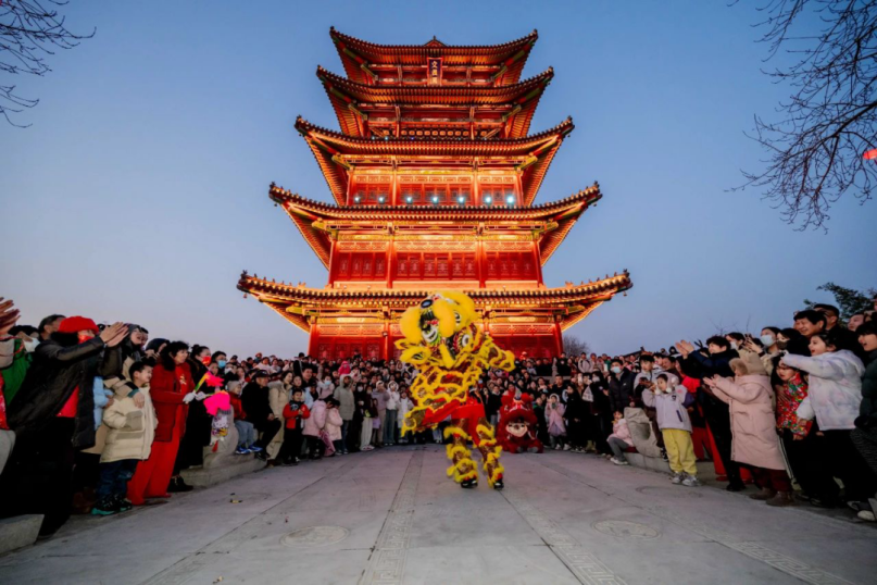 元宵佳节游山东，千灯照夜满街欢腾