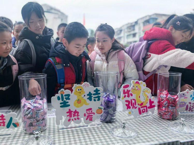 独特而温暖！重庆中小学花式迎接“神兽”归笼