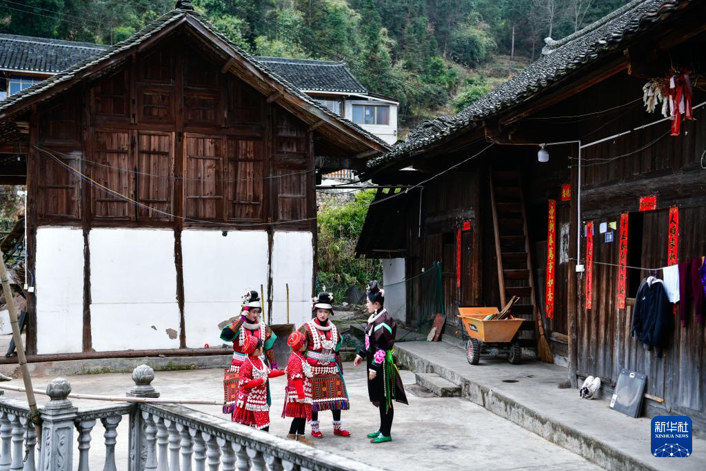 两对苗族双胞胎姐妹共赴“甘囊香”