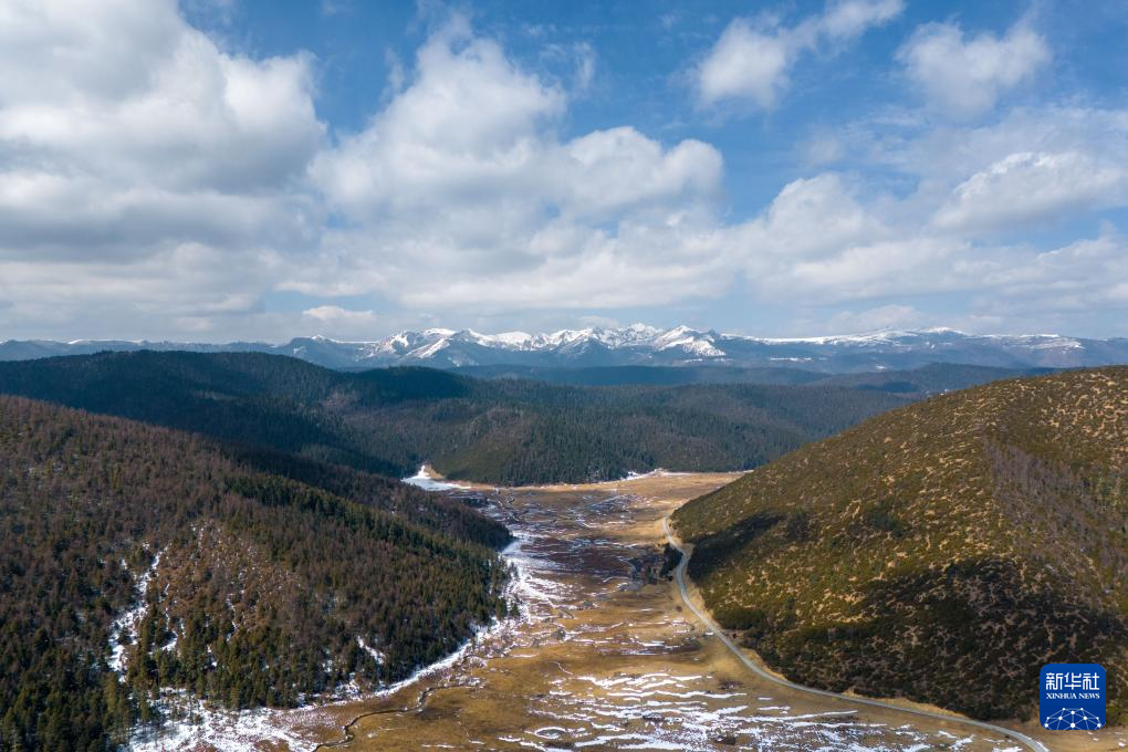 云南普达措：雪山碧水绘就高原生态画卷