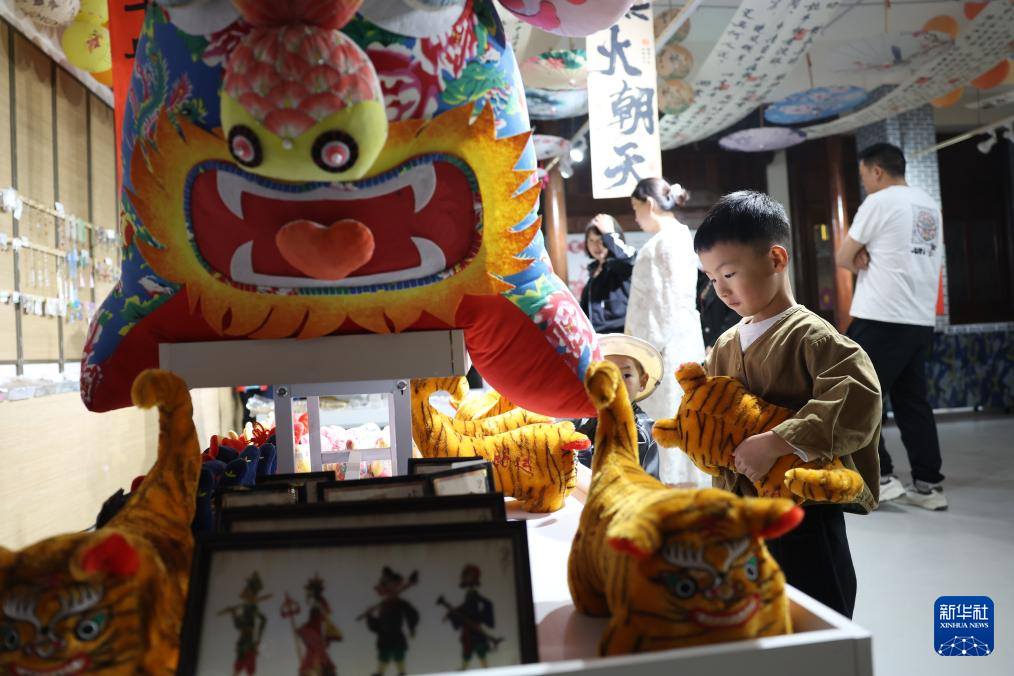 甘肃陇南：文旅新地标武都万象街将向公众开放