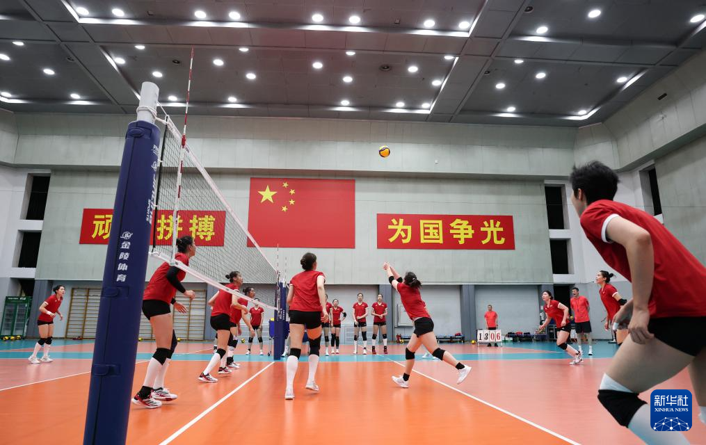 新一届中国女排在京举行公开训练课