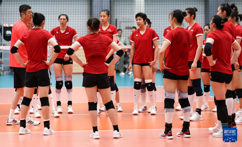 新一届中国女排在京举行公开训练课