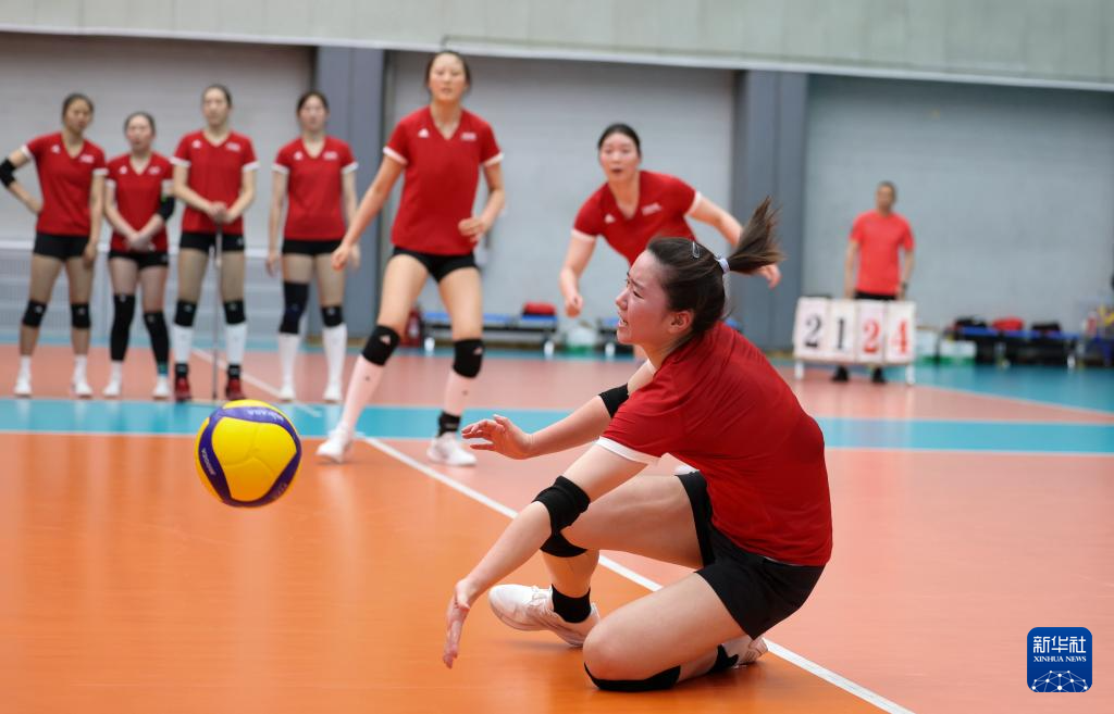 新一届中国女排在京举行公开训练课