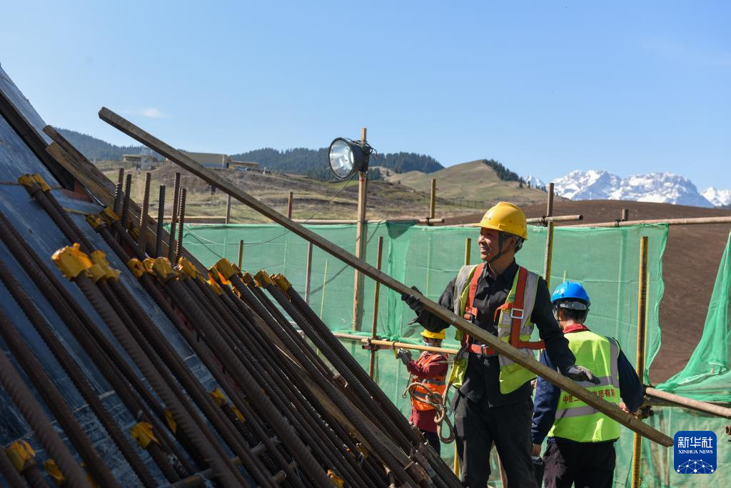 新疆奇台射电望远镜中心塔建设进入收尾阶段