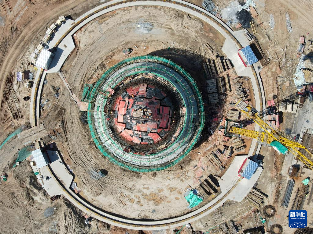 新疆奇台射电望远镜中心塔建设进入收尾阶段