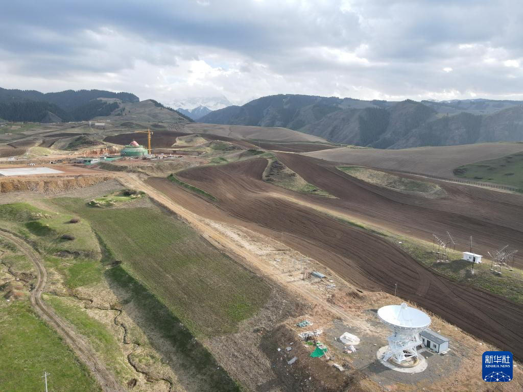 新疆奇台射电望远镜中心塔建设进入收尾阶段