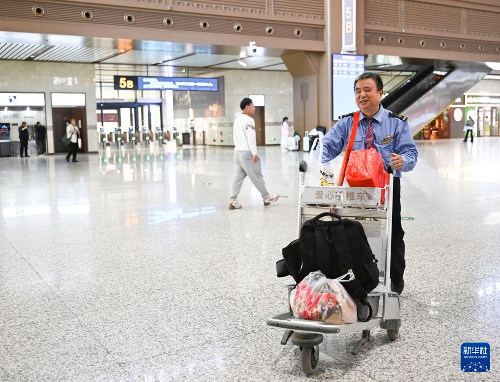 西安站里的“解忧”老谭：帮遗失物品“回家”