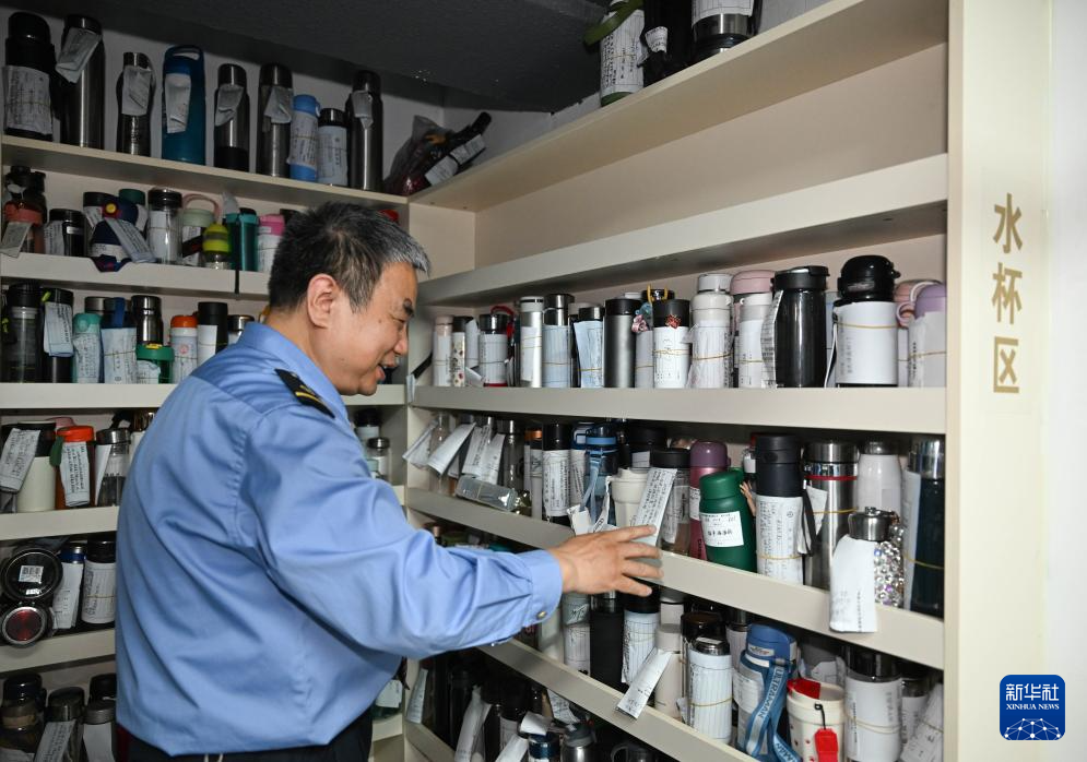 西安站里的“解忧”老谭：帮遗失物品“回家”