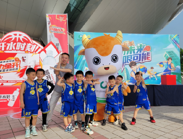 中国人寿吉祥物亮相NYBO青少年篮球重庆赛区