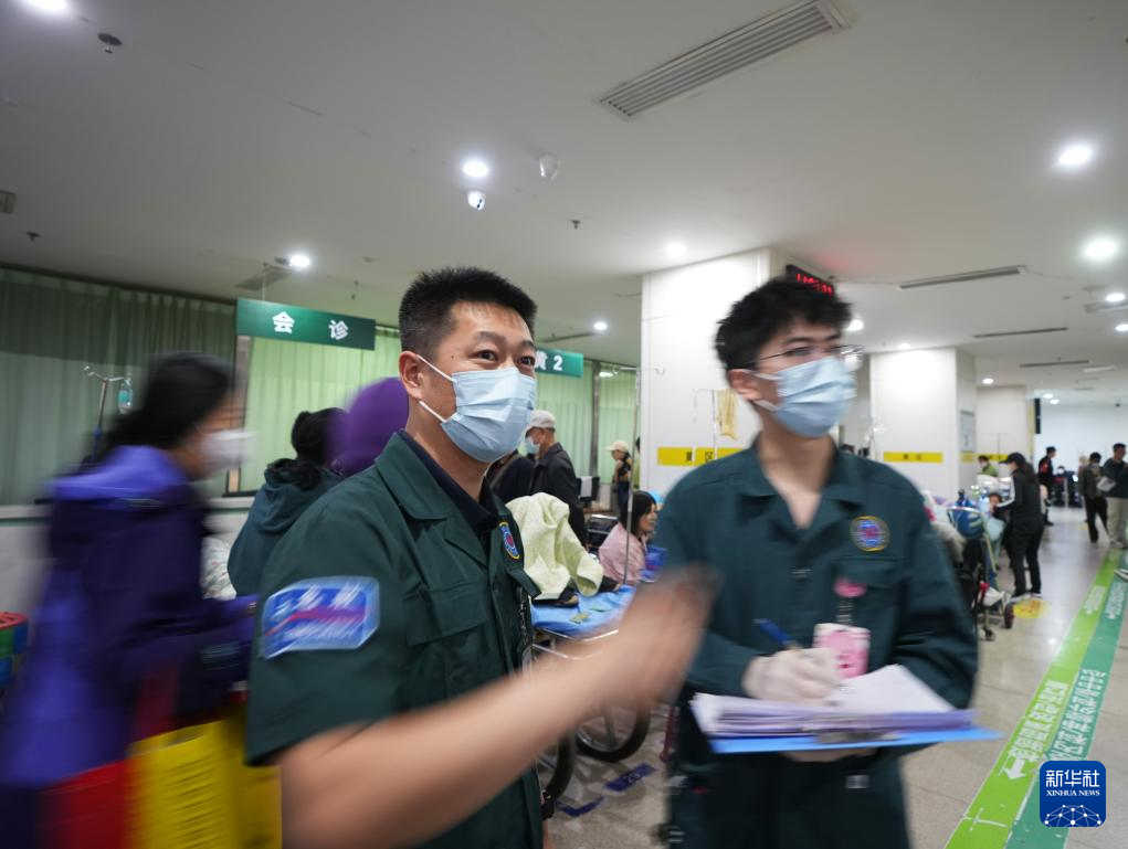 图片故事丨急诊科里的守护者