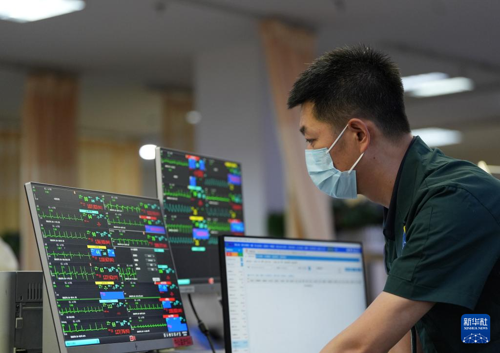 图片故事丨急诊科里的守护者