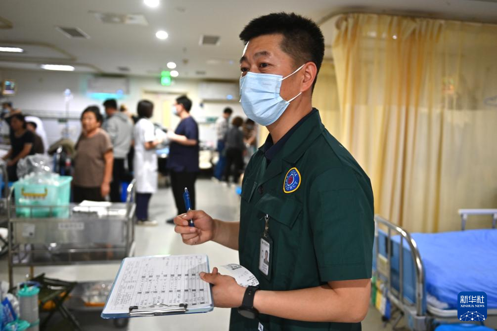 图片故事丨急诊科里的守护者