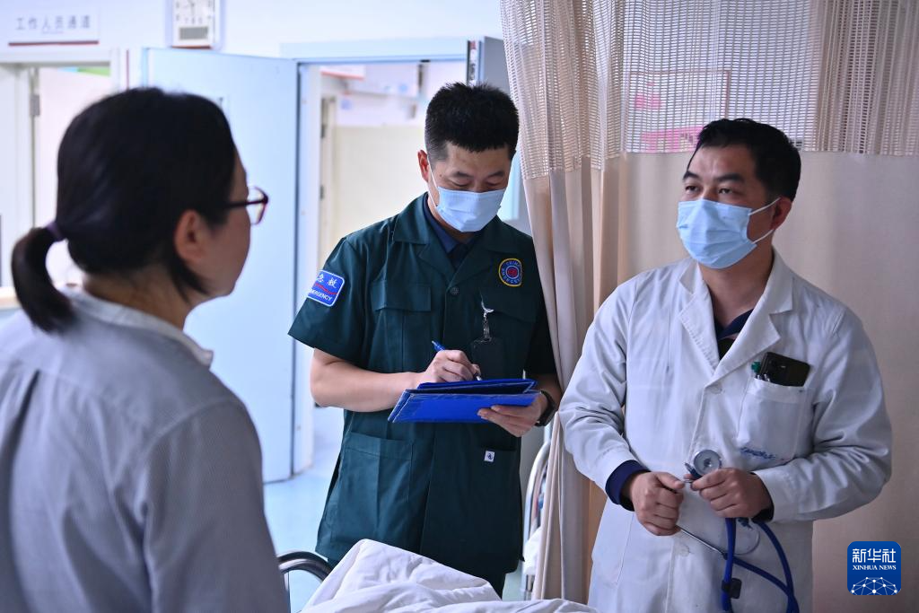 图片故事丨急诊科里的守护者