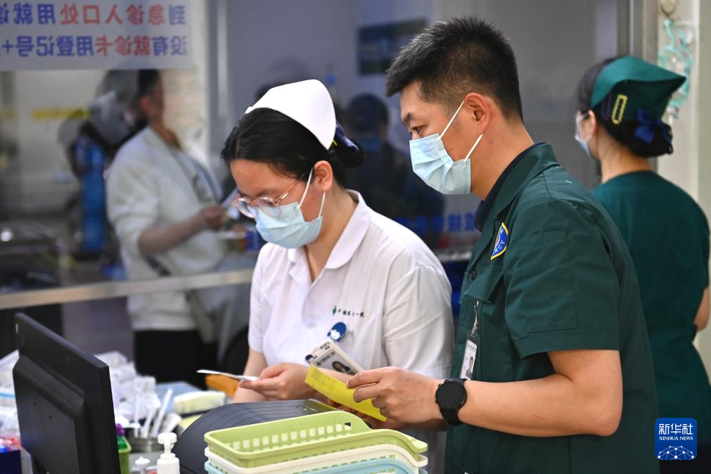 图片故事丨急诊科里的守护者