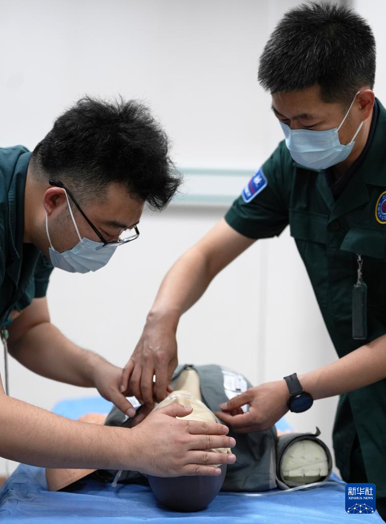 图片故事丨急诊科里的守护者