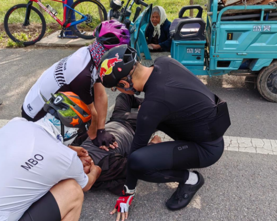 八旬老人路边昏迷 骑行队员伸手援助——无棣上演五分钟生死大营救