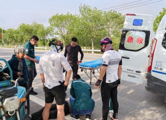 八旬老人路边昏迷 骑行队员伸手援助——无棣上演五分钟生死大营救
