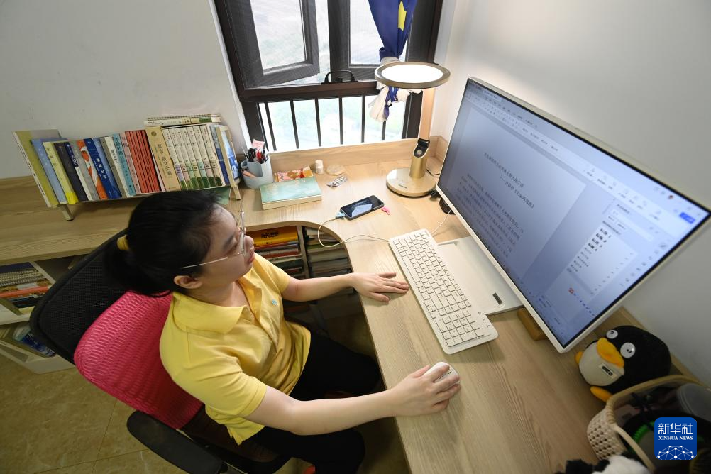 “我爱这梦笔生花的理想”：一个脑瘫女孩的作家梦