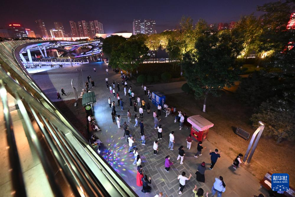 城市夜生活点燃“夜经济”