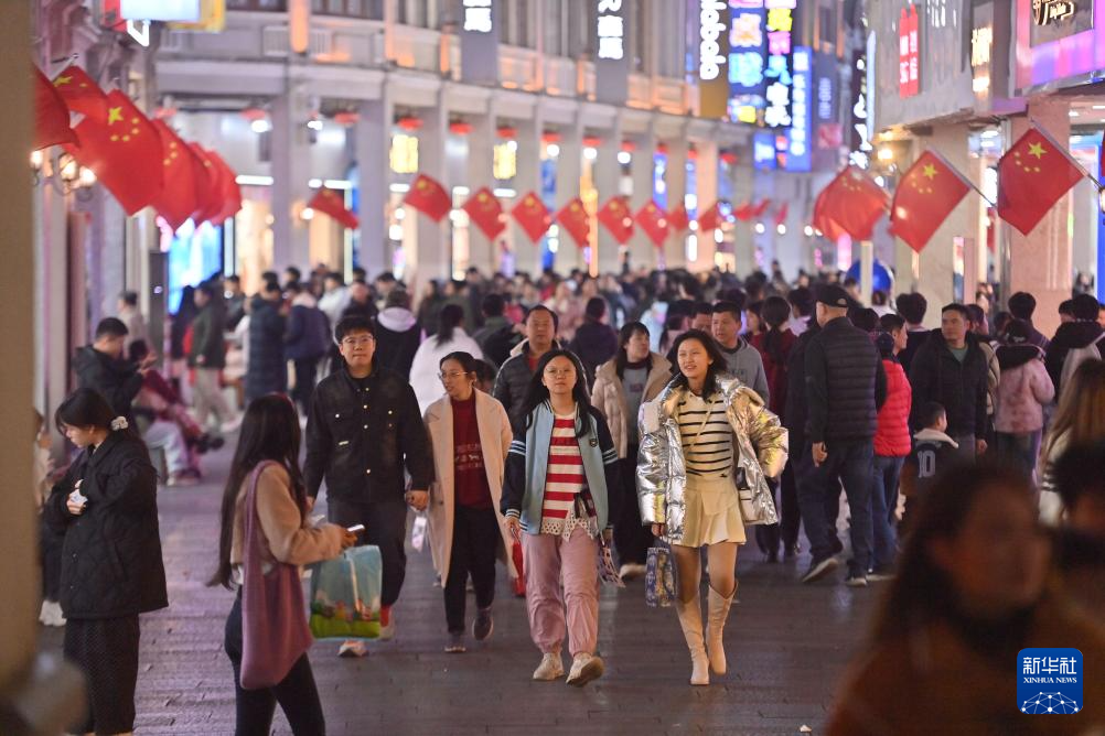 南宁夜经济：让“秩序感”融入“烟火气”