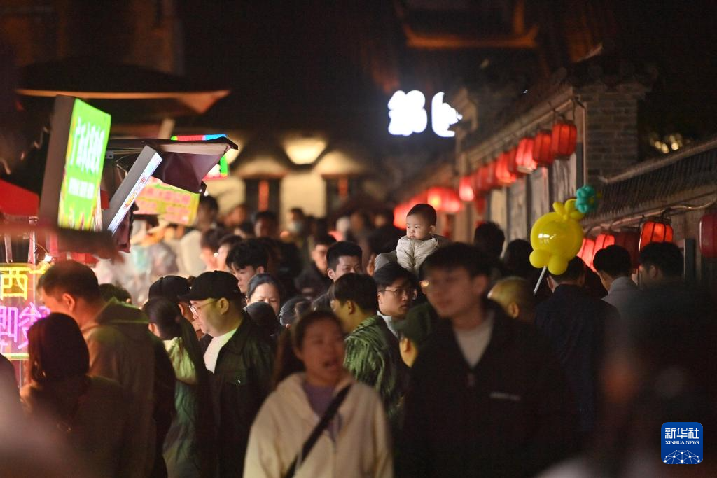 南宁夜经济：让“秩序感”融入“烟火气”