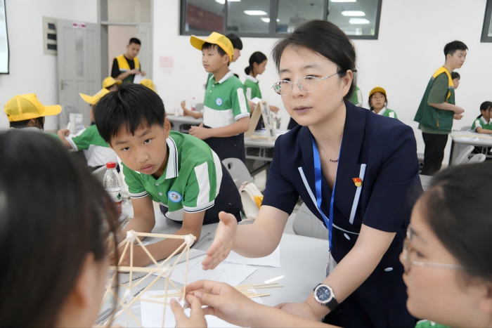 重庆垫江40名小学生走进重庆科技大学 体验科普活动迎 “六一”