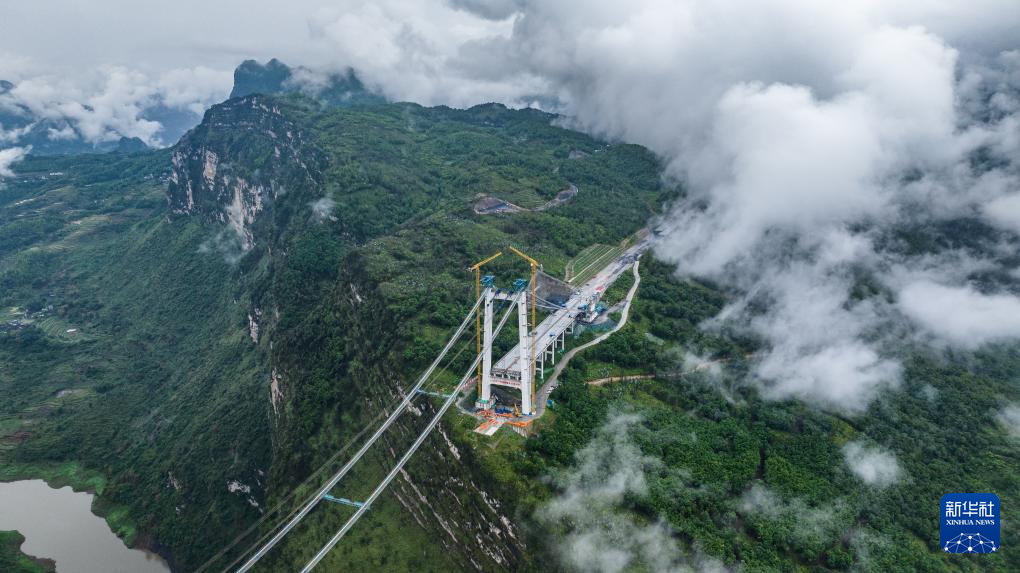 贵州：云端高桥建设忙