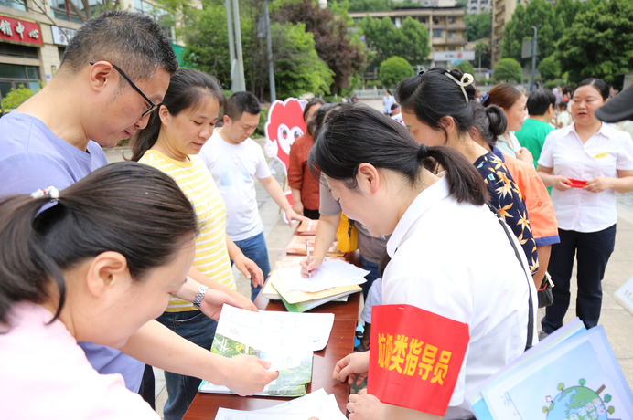 萌娃走秀+现场承诺 重庆沙坪坝创意宣传垃圾分类共倡低碳新风尚