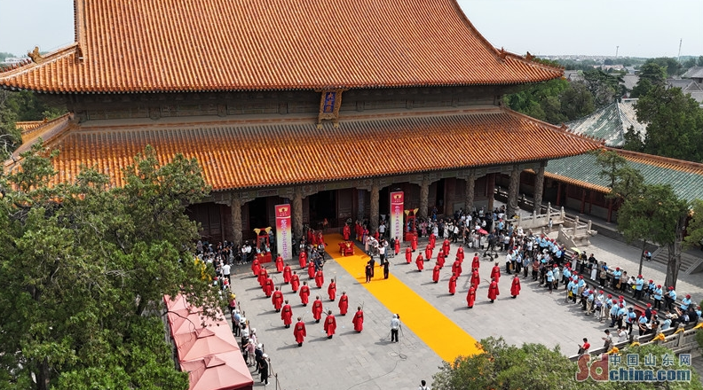 手传心承 礼敬先师 少儿乒乓小将曲阜孔庙行尊师礼