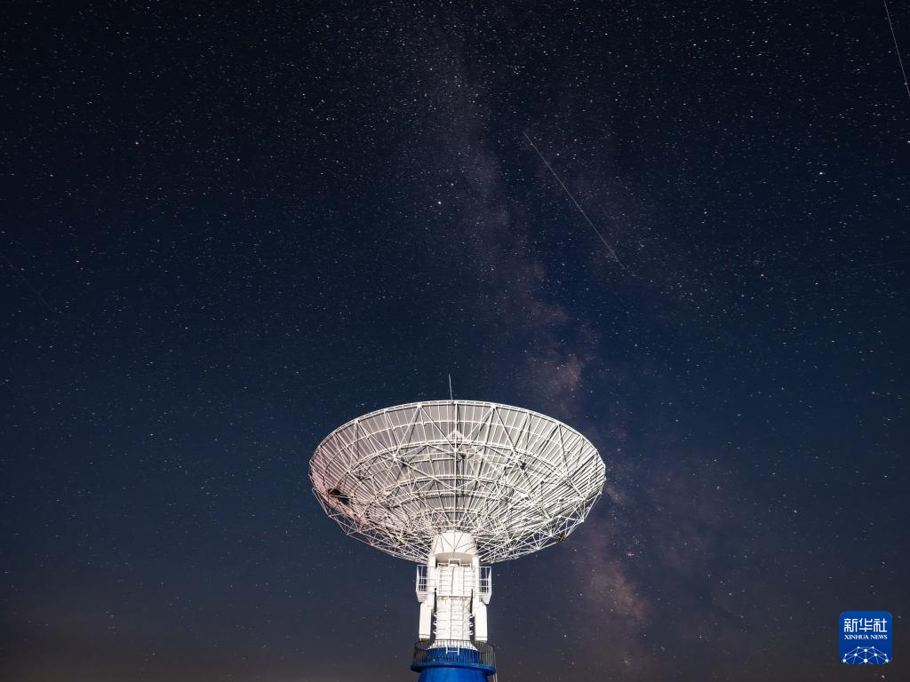 星空下的草原天眼