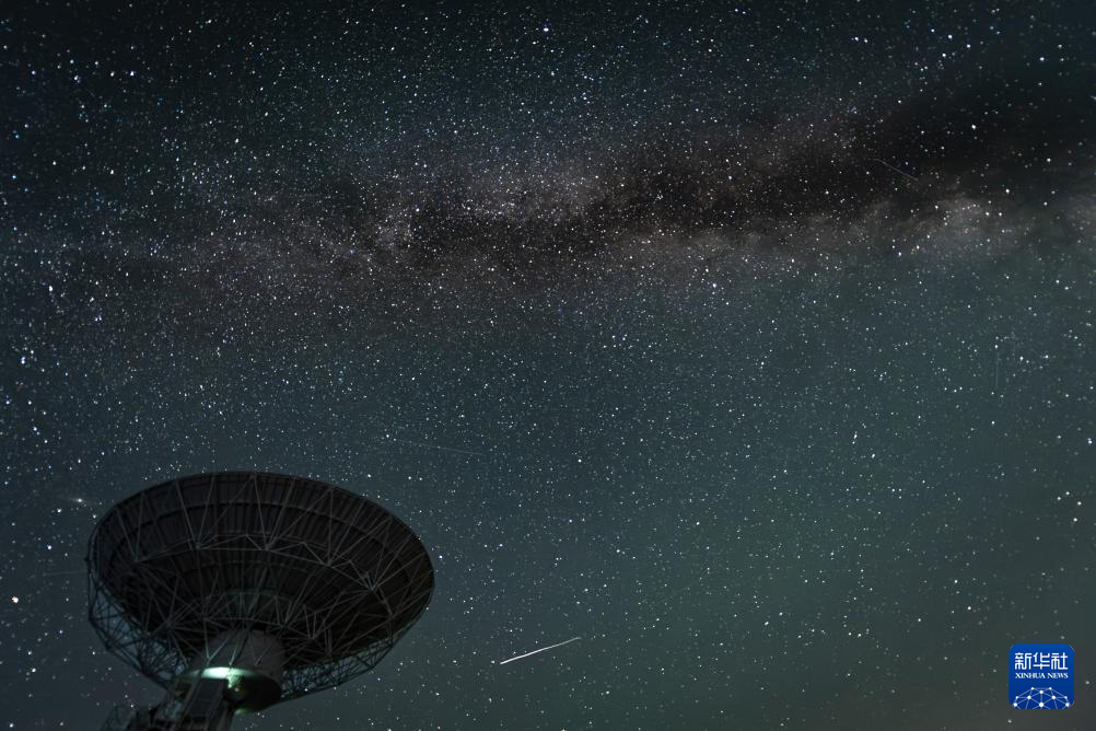 星空下的草原天眼