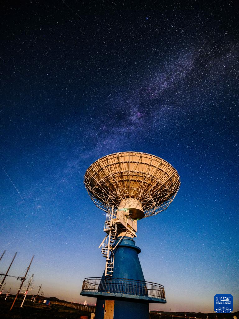 星空下的草原天眼