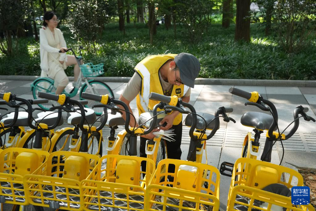 杭州：共享单车安装清凉坐垫