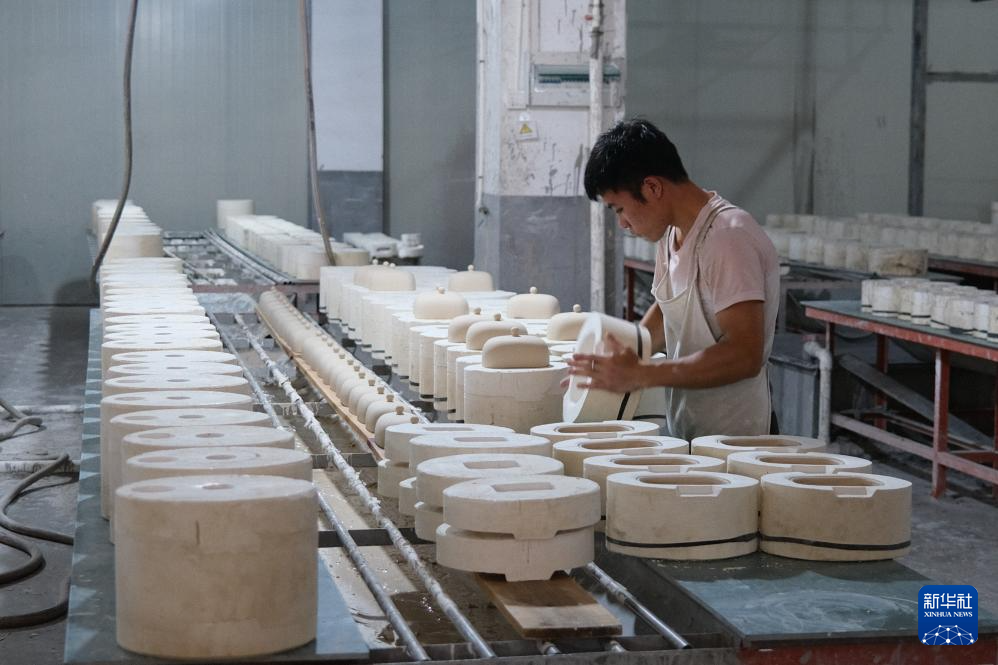 福建德化：陶瓷产业展韧性