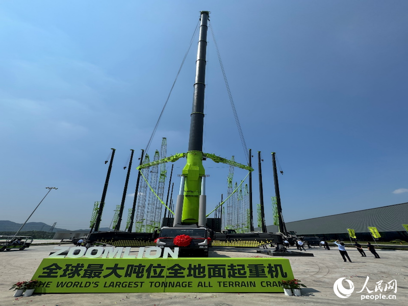 行进中国｜千吨起重机实现毫米级精度吊装