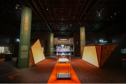 小明看展｜故宫博物院“C”型玉龙来上博“出差”