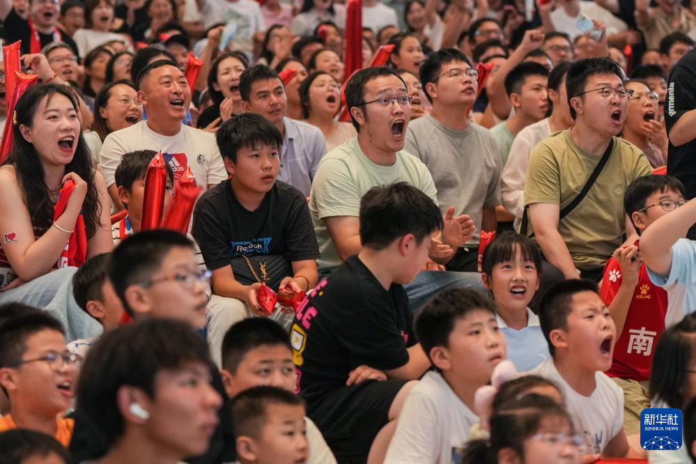 江苏南通：“第二现场”观赛区 城市“全域”看“苏超”